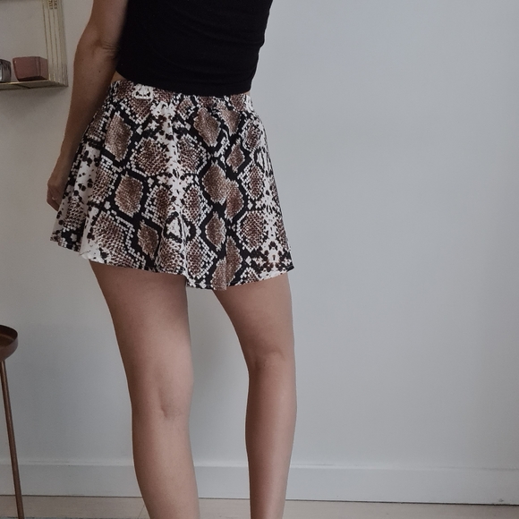 PrettyLittleThing shorts snakeskin print, flared, high waisted size 10. - Picture 10 of 15